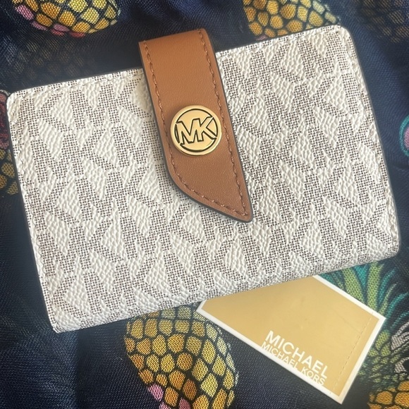 Brand New Michael Kors Vanilla Acorn Small Tab Card Case Holder Snap Close - Picture 2 of 15